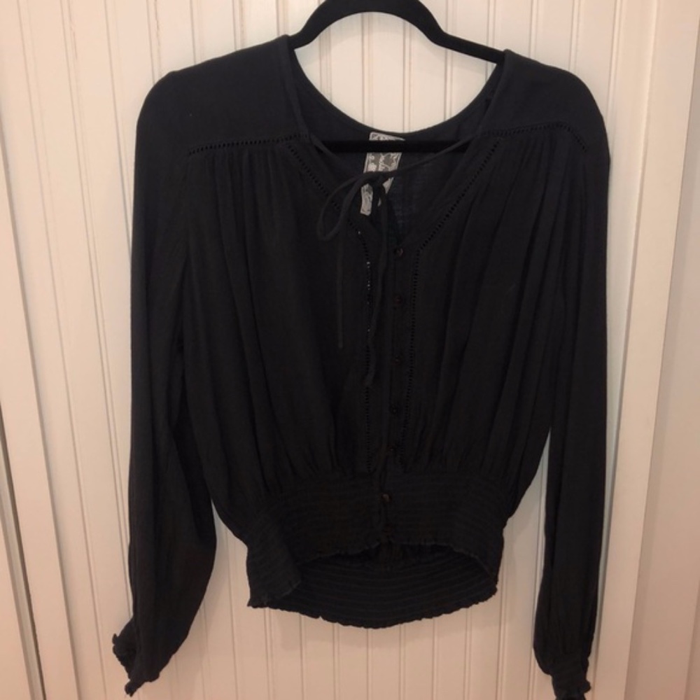 Sadie and Sage long sleeve light shirt.